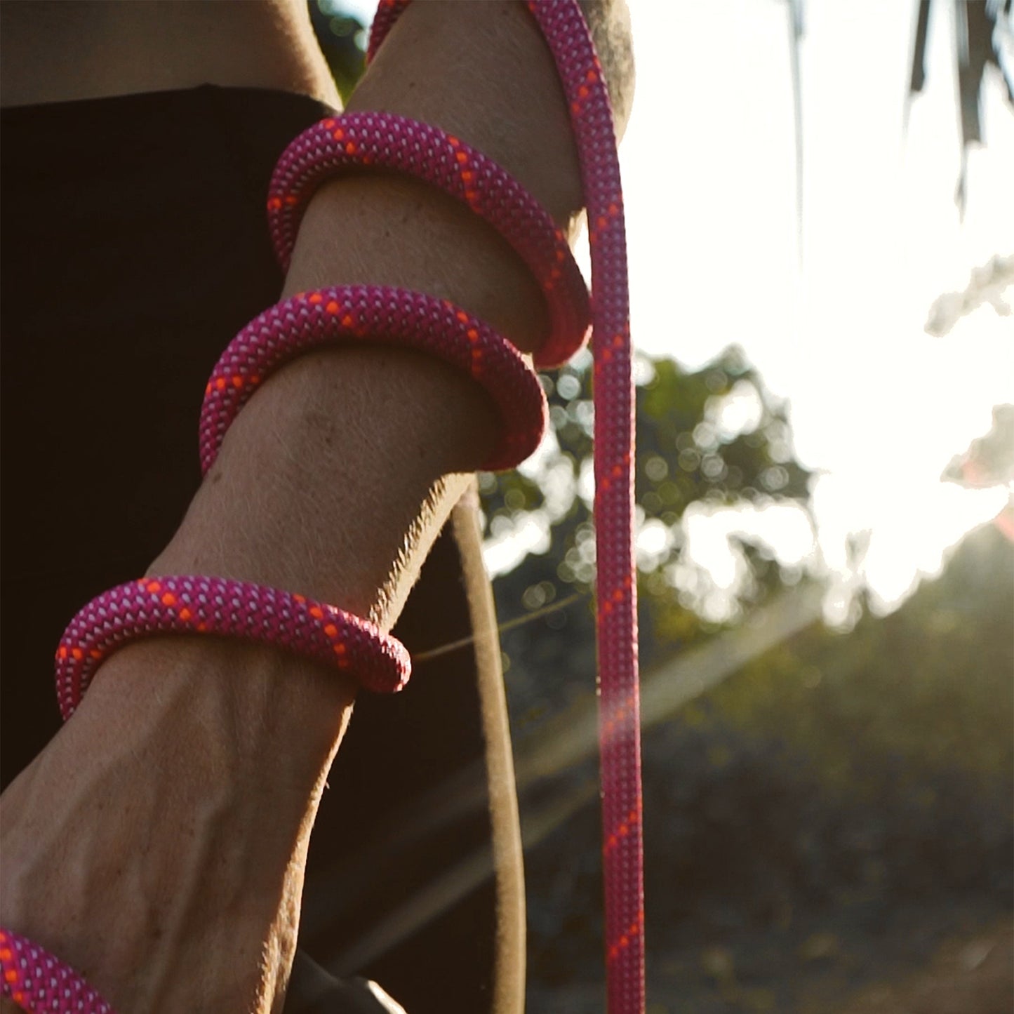 Woman holding Pink Norte rope dog leash by Tuenne