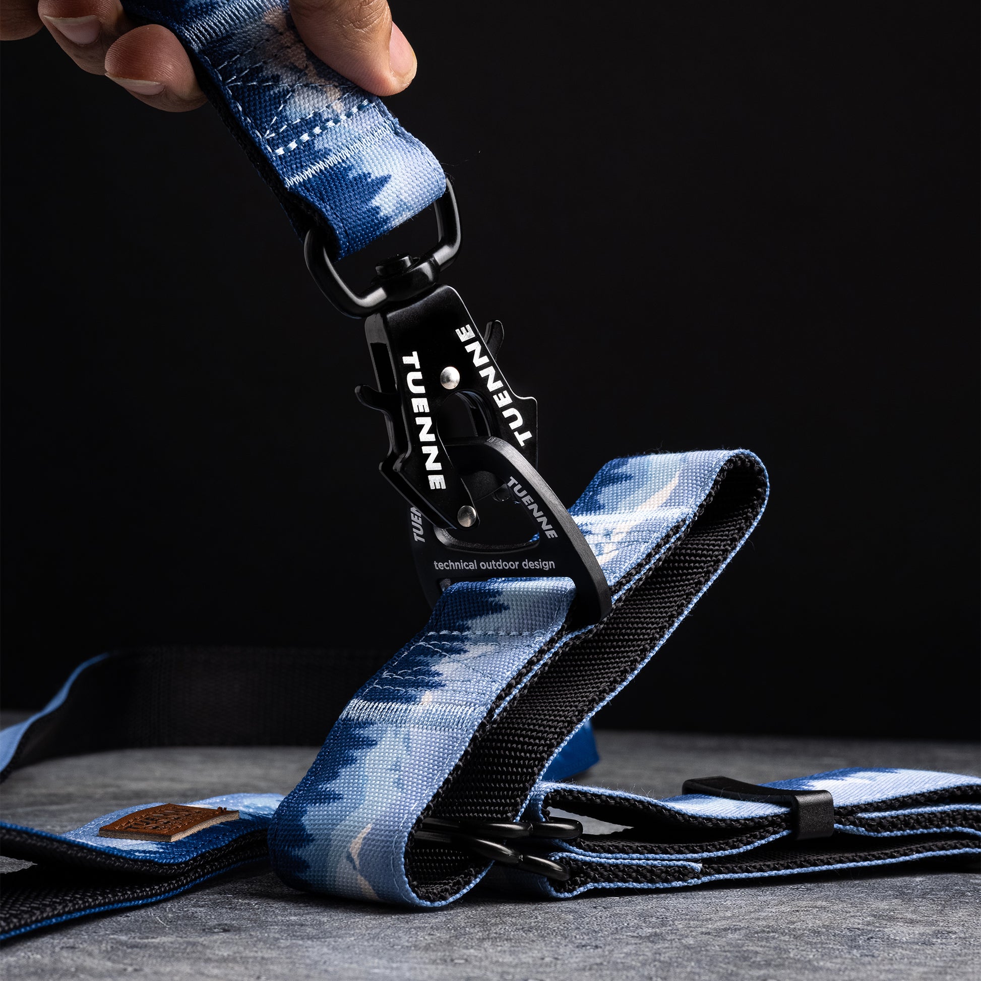 Detail of secure frog clip on Tuenne Sierra Nevada leash