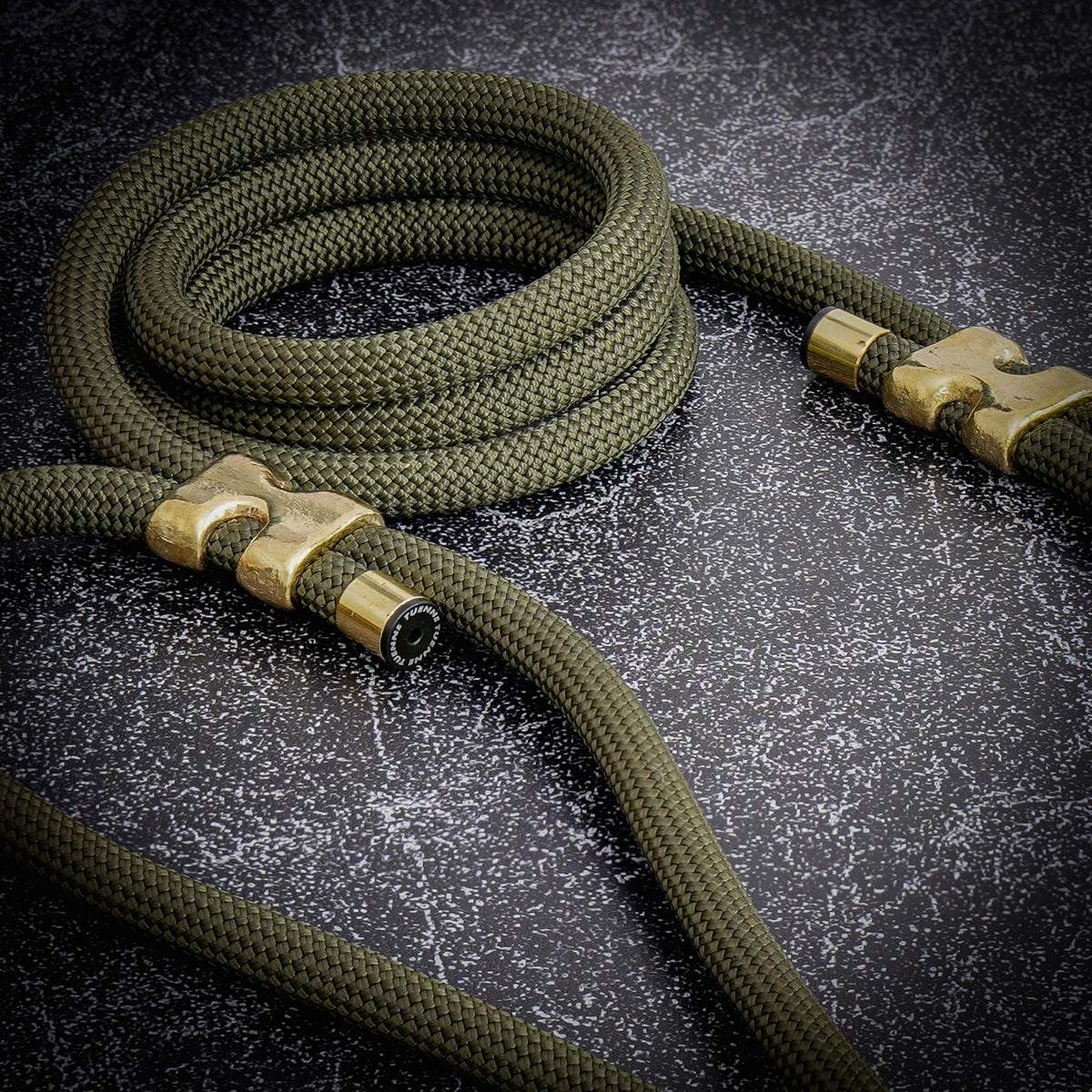 Close-up of olive climbing rope and solid brass details on the TUENNE Atelier traffic handle dog leash
