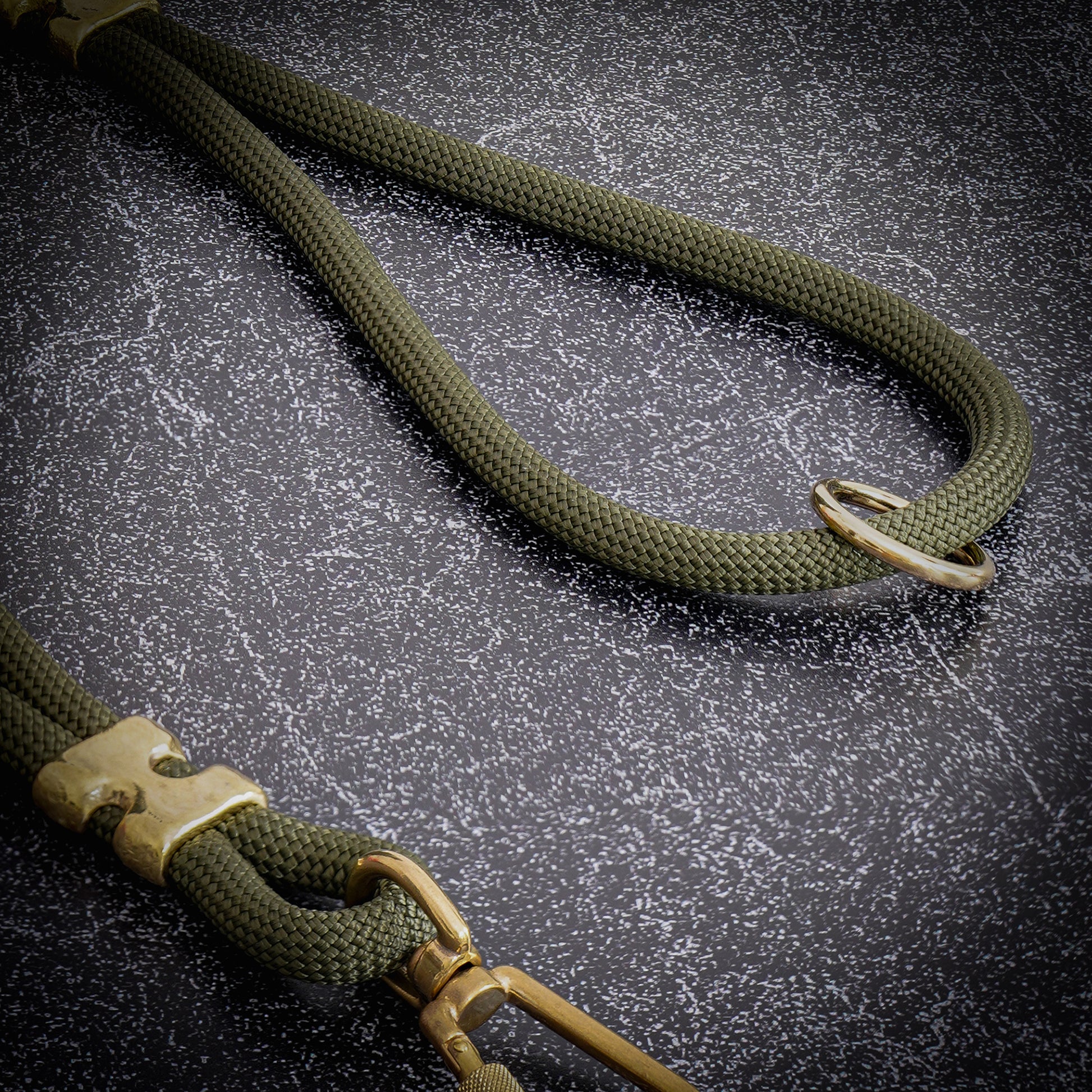 Integrated traffic handle with solid brass ring and carabiner on olive TUENNE Atelier rope dog leash