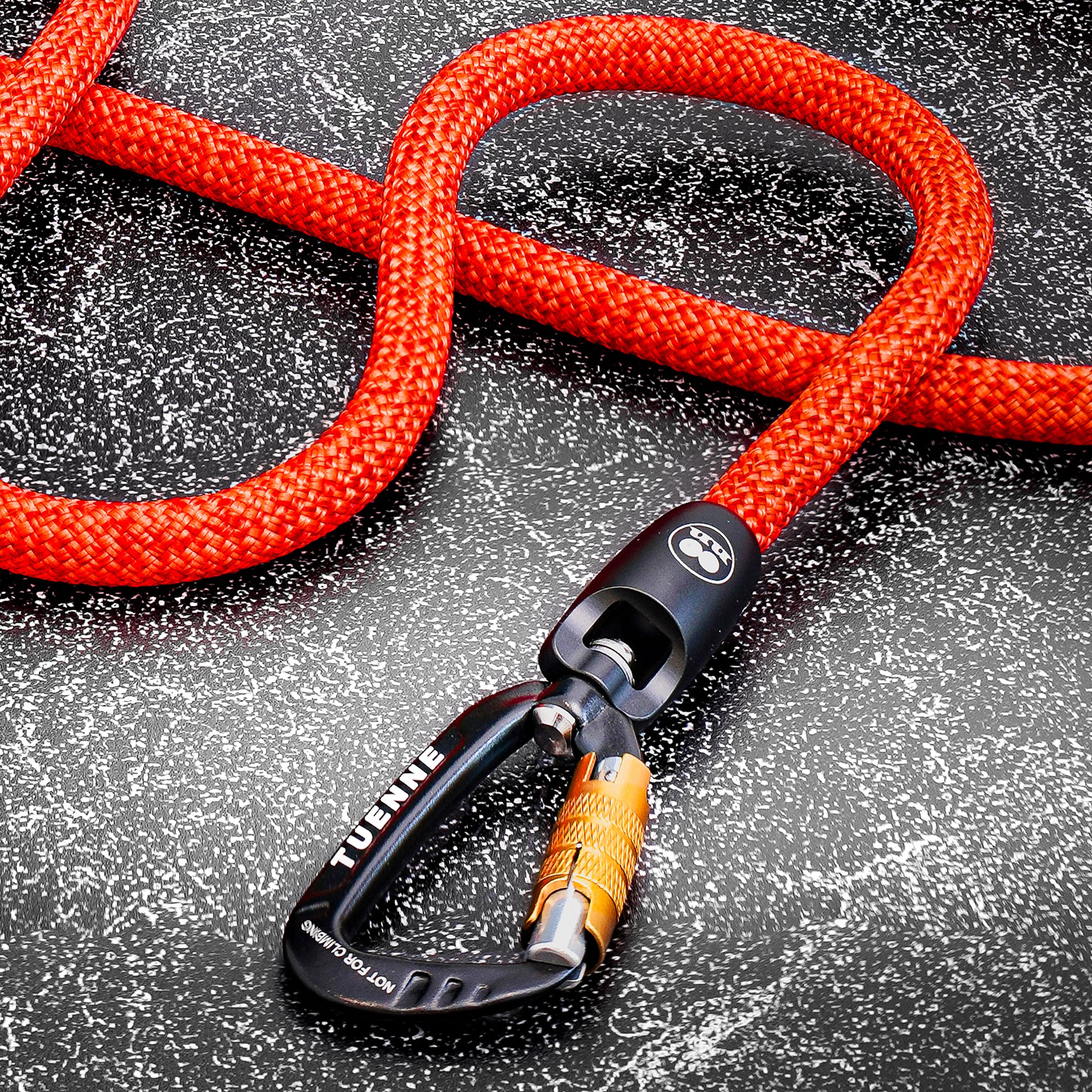 Detail of red rope texture and leash carabiner – Tuenne