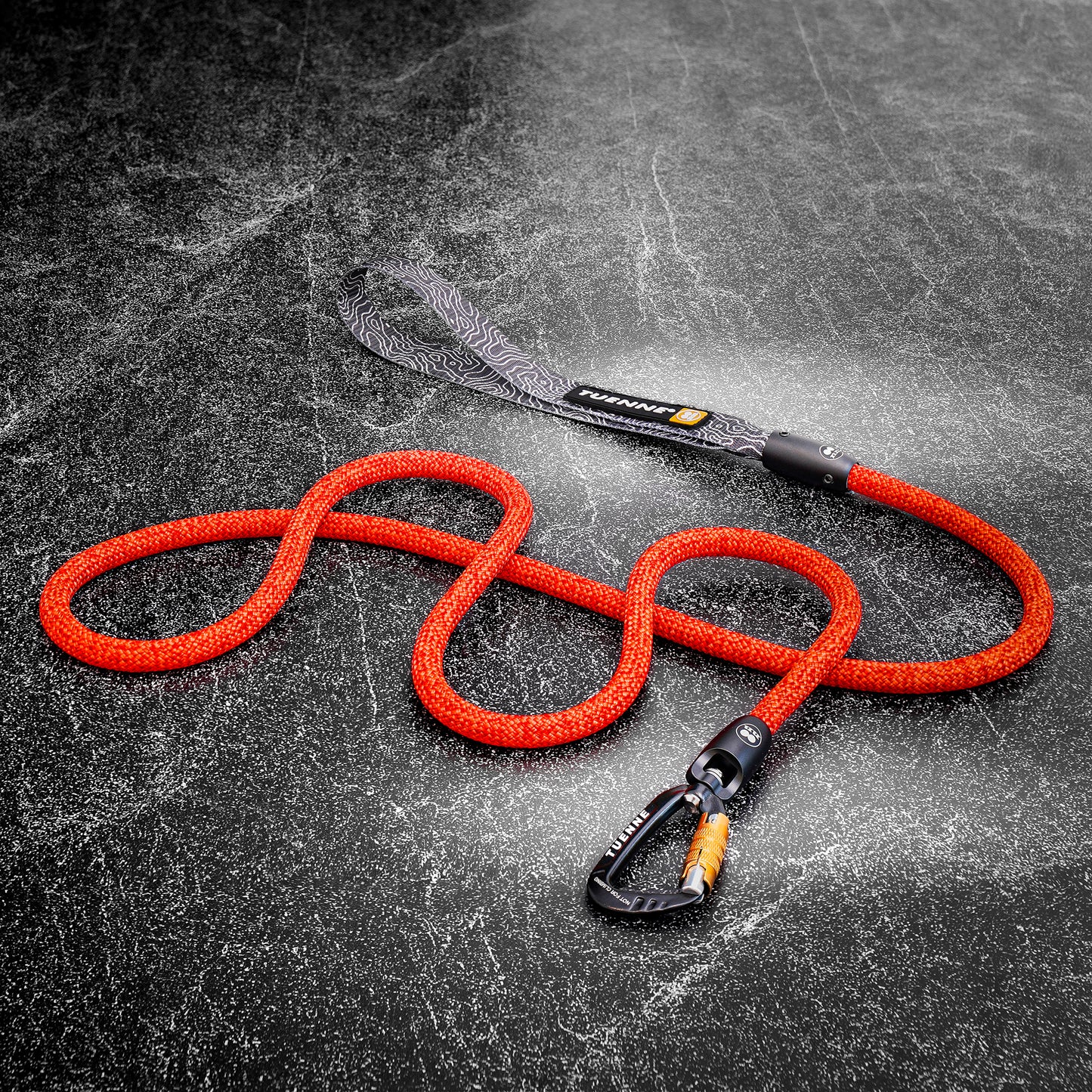 Full view of red climbing rope dog leash with aluminum hardware – Tuenne