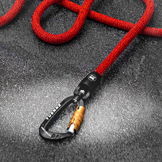 Detail of red rope texture and leash carabiner – Tuenne