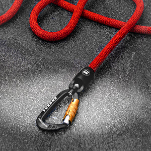 Detail of red rope texture and leash carabiner – Tuenne
