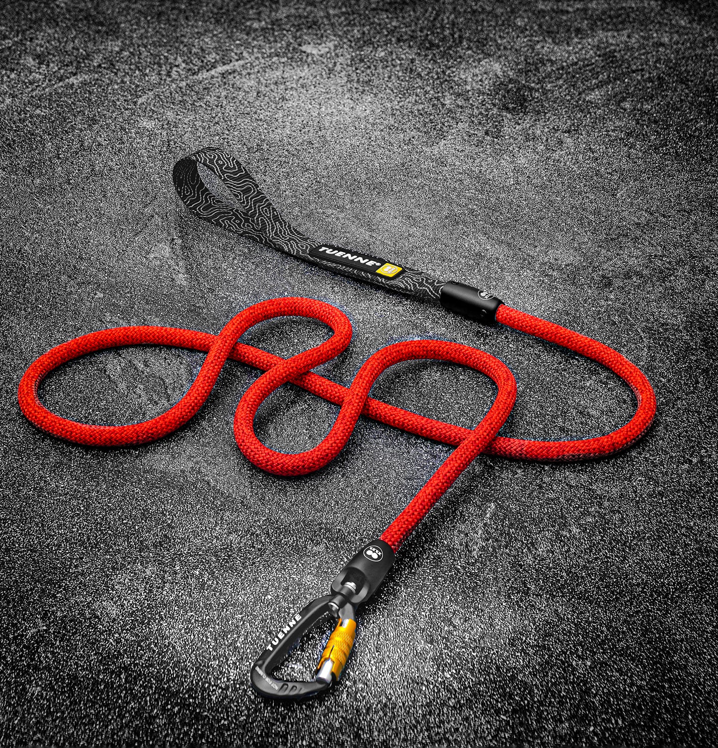 Full view of red climbing rope dog leash with aluminium hardware – Tuenne
