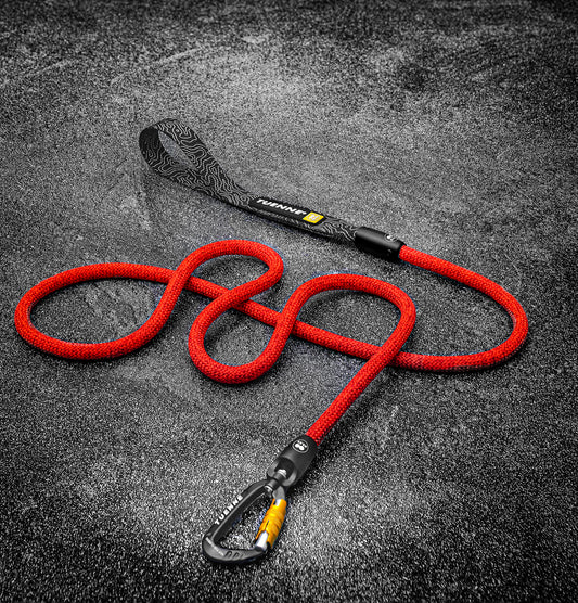 Full view of red climbing rope dog leash with aluminium hardware – Tuenne