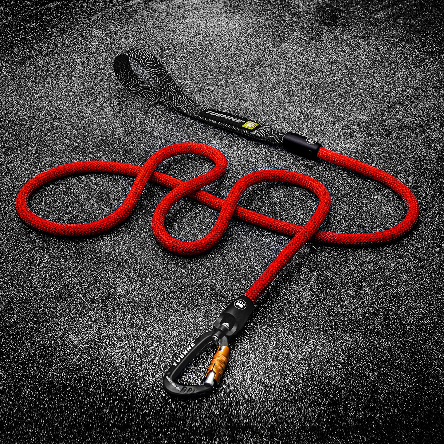 Full view of red climbing rope dog leash with aluminium hardware – Tuenne