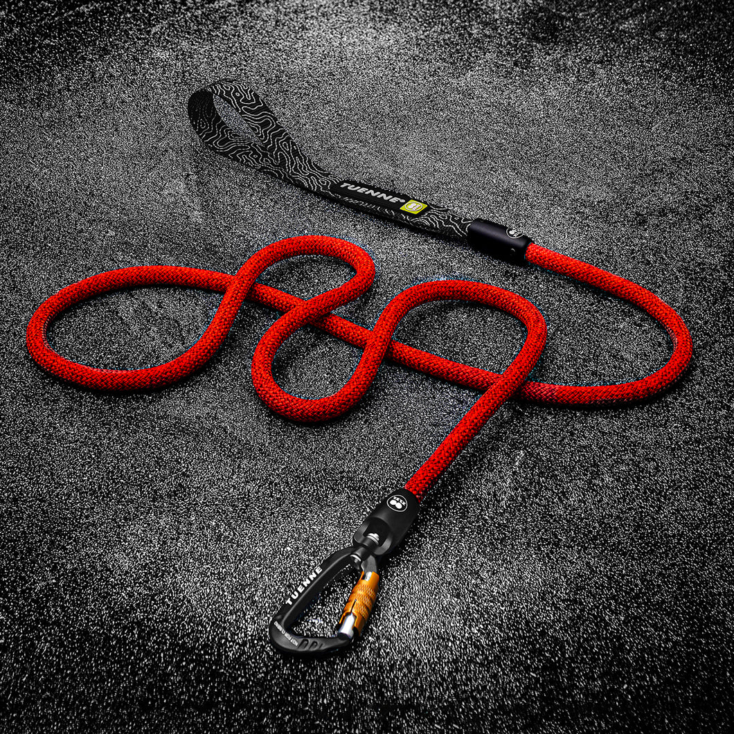 Full view of red climbing rope dog leash with aluminium hardware – Tuenne
