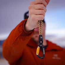  Man holding Tuenne 7-inch rope keychain with auto-locking carabiner
