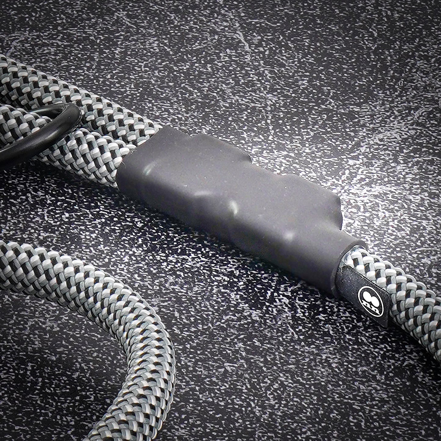 Tangle-free carabiner on Boulder Hybrid leash close