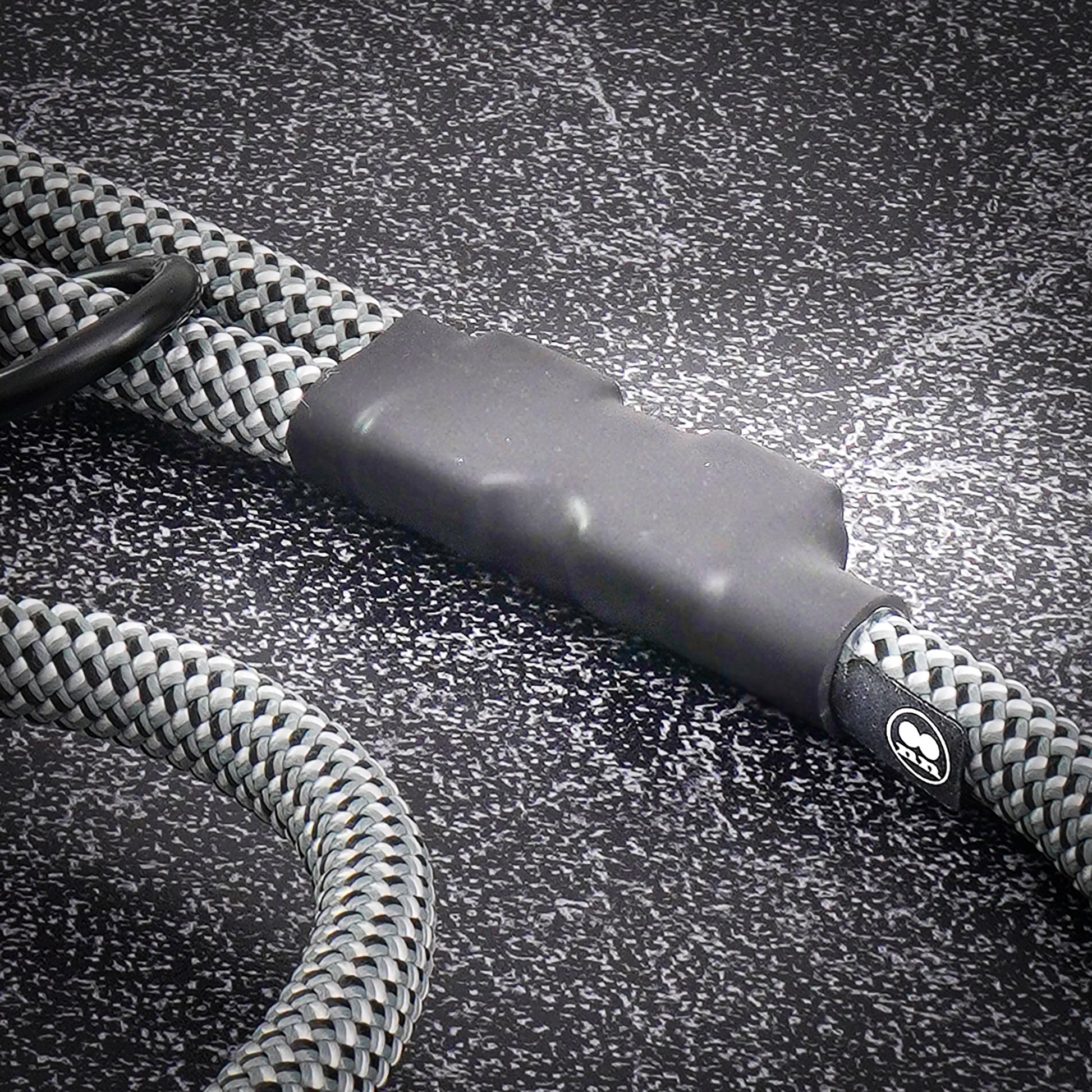 Tangle-free carabiner on Boulder Hybrid leash close