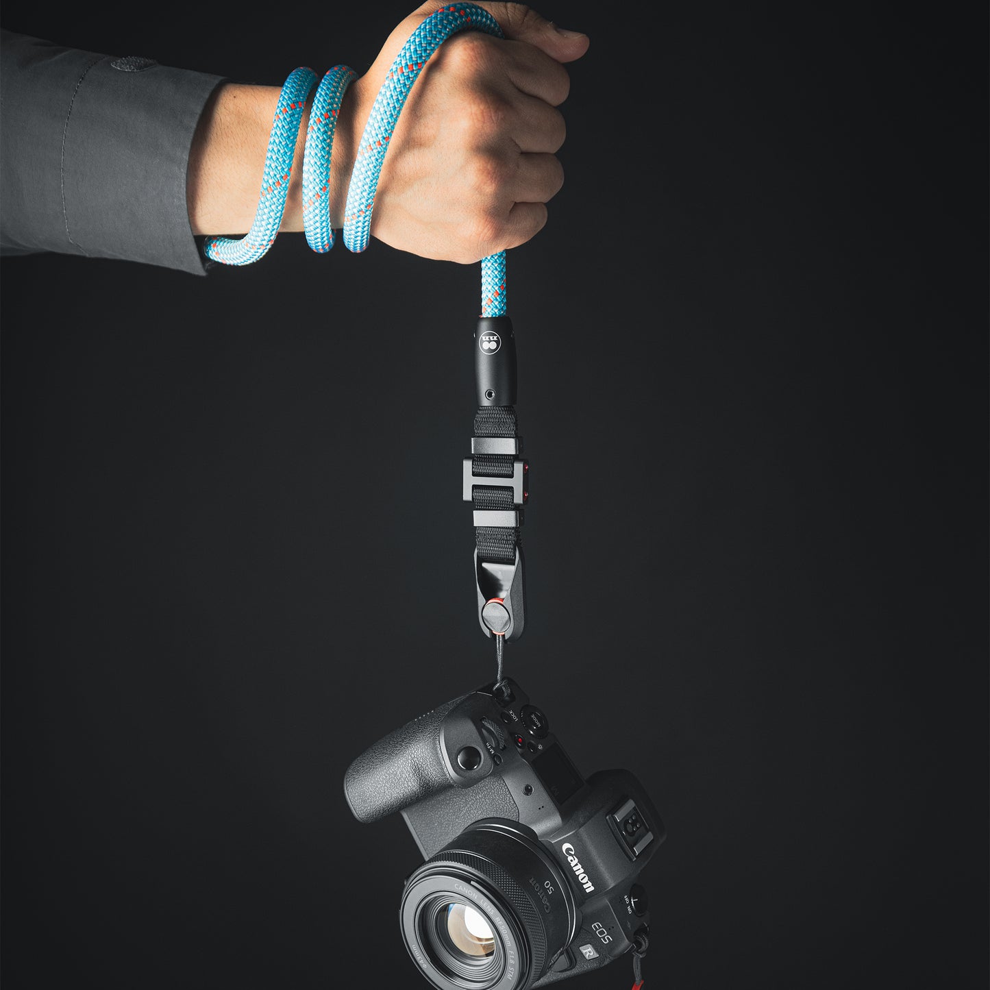 Tuenne camera strap attached to DSLR with Peak Design clips blue