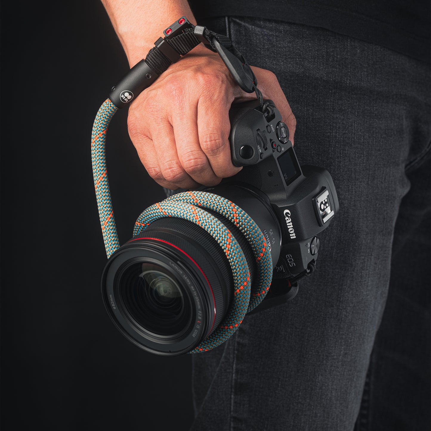Tuenne camera strap attached to DSLR with Peak Design clips man holding