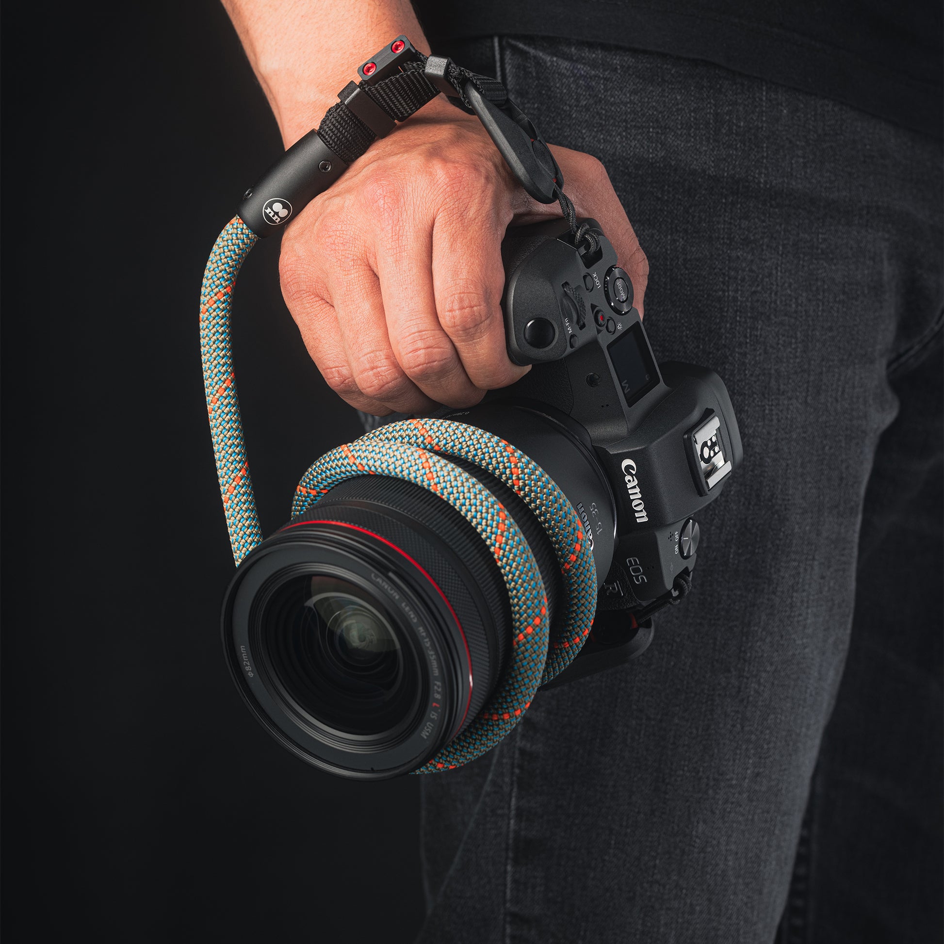Tuenne camera strap attached to DSLR with Peak Design clips man holding