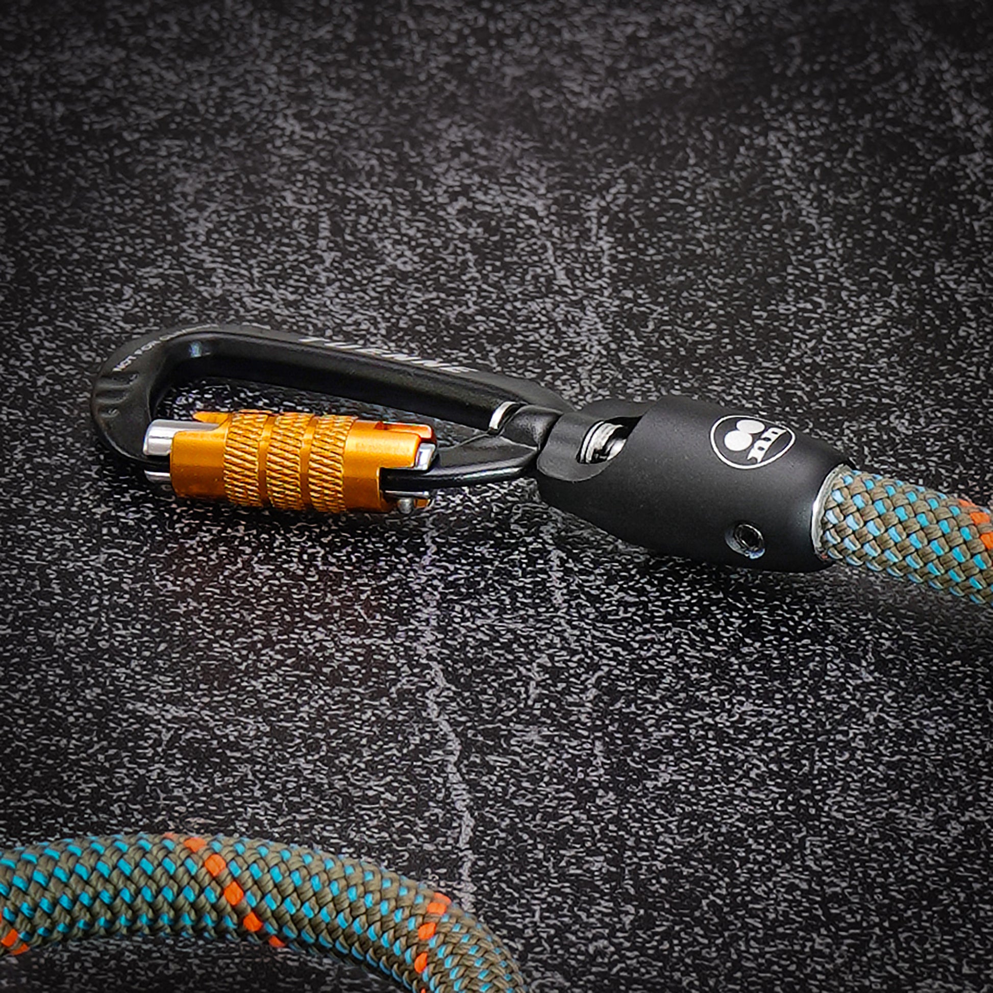 Auto-locking carabiner detail on Tuenne double leash
