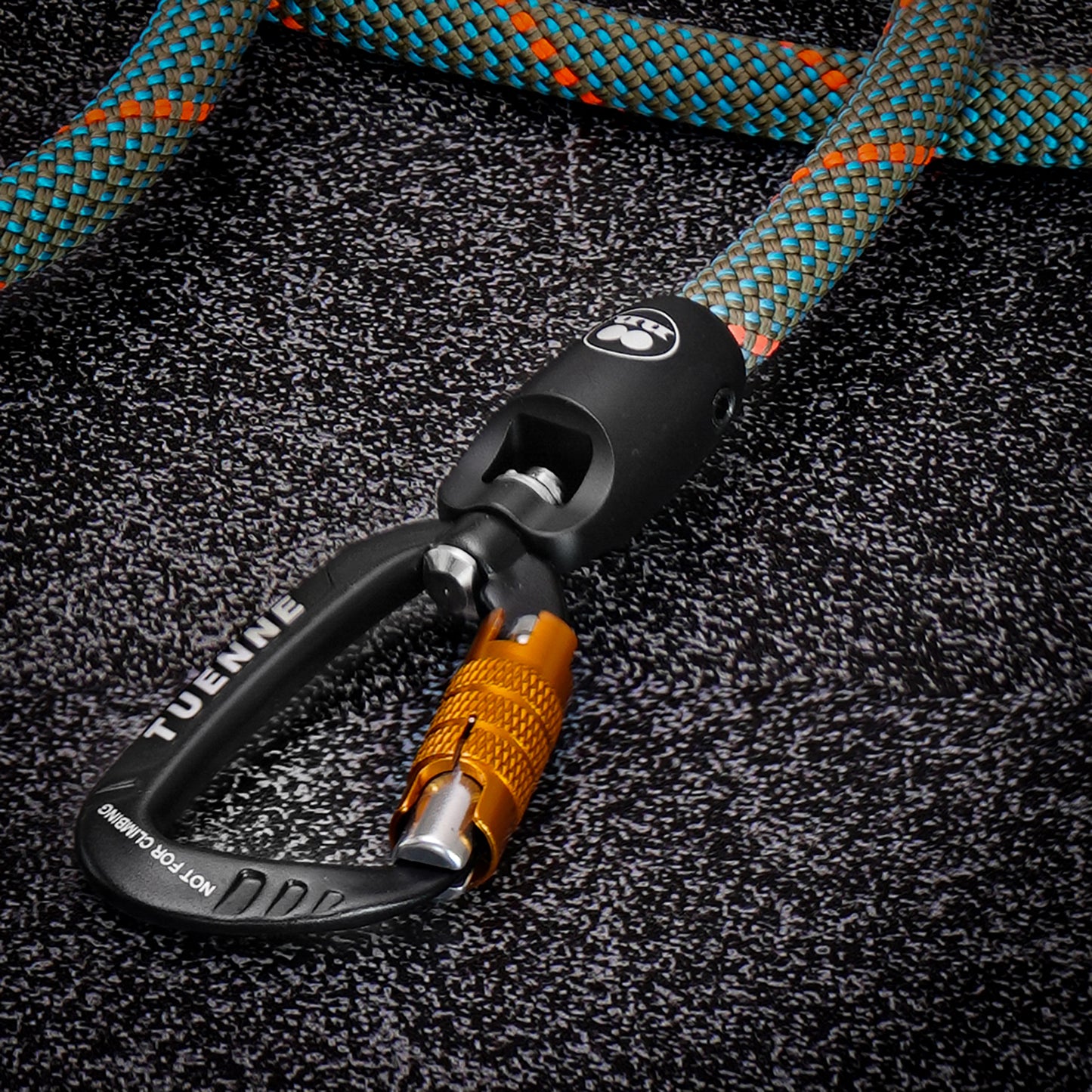 Detail view of Tuenne leash hardware