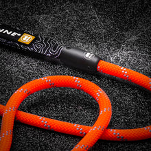 Tuenne Orange Safety Rope Dog Leash with Auto-Locking Carabiner close up