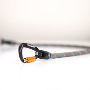 Close-up of swiveling carabiner on Stay-Put Dog Seatbelt by Tuenne