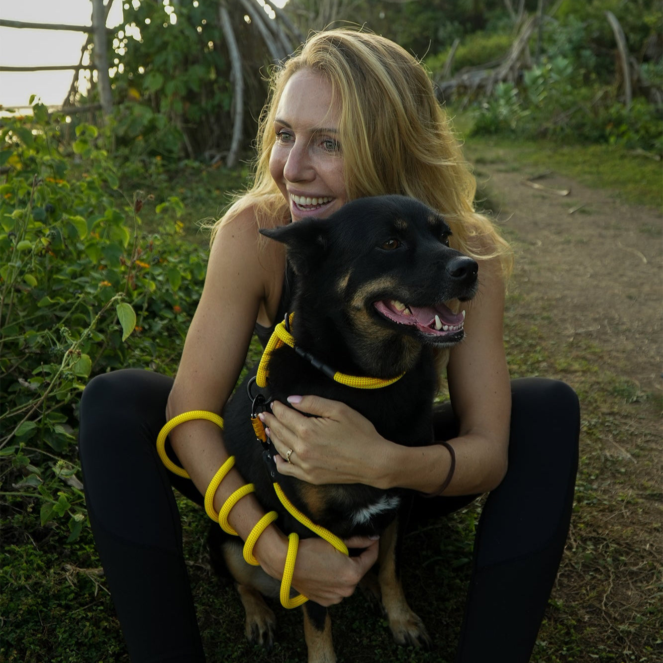 Dog hiking with woman with Tuenne Boulder Hybrid dog leash