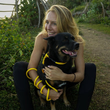 Dog hiking with woman with Tuenne Boulder Hybrid dog leash