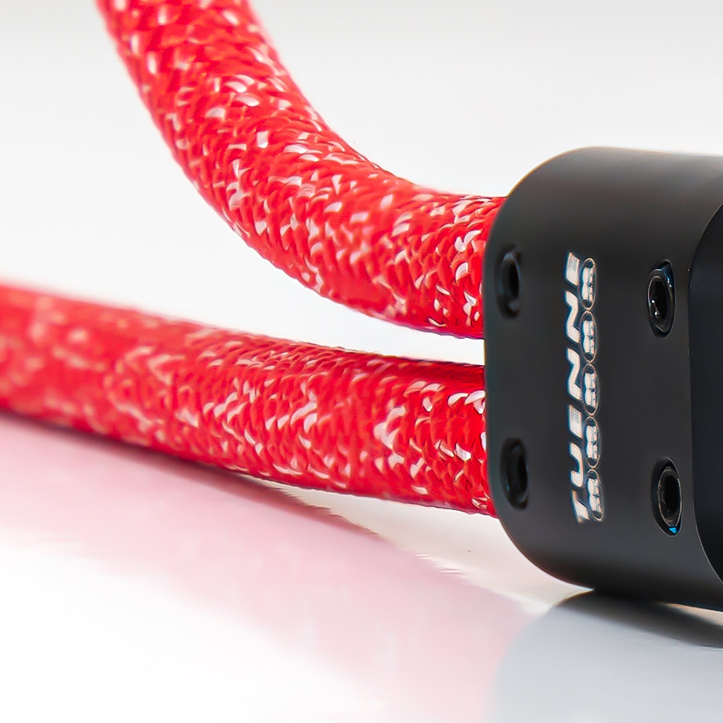 SEND-IT Mini Traffic Dog Leash by Tuenne close up black and red