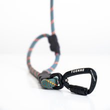 Close-up of swiveling auto-locking carabiner on Tuenne leash